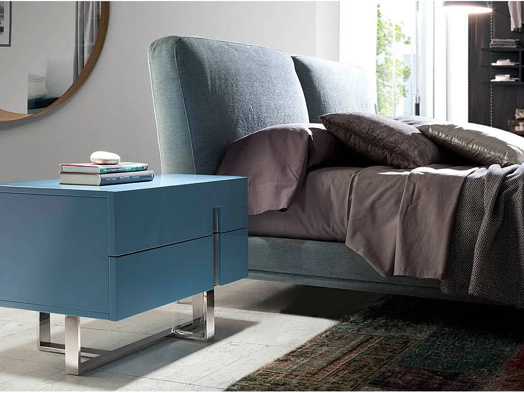 Chevet design bois laqué gris clair et pieds acier chromé Dezina