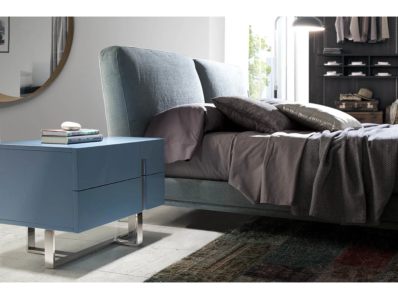 Chevet design bois laqué marron et pieds acier chromé Dezina