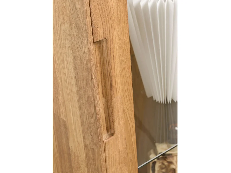 Vitrina Kundy de madera maciza de roble con 2 puertas