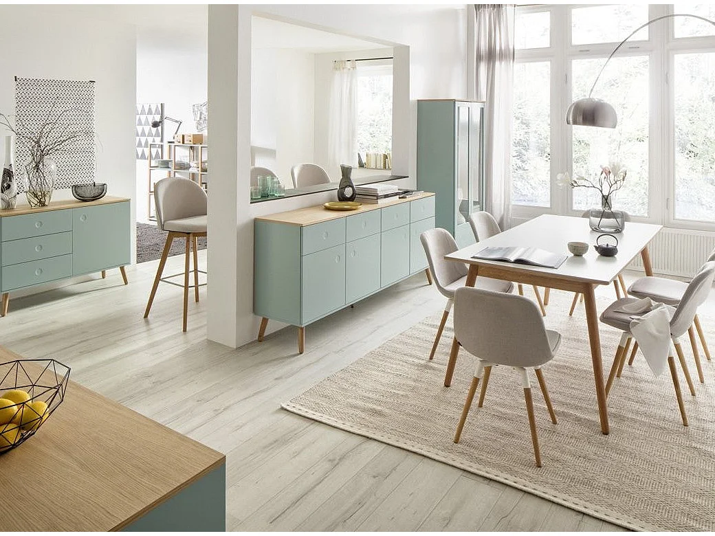 2-deurs groen gelakte vitrinekast en lichte massief eiken poten Pecas 79 cm