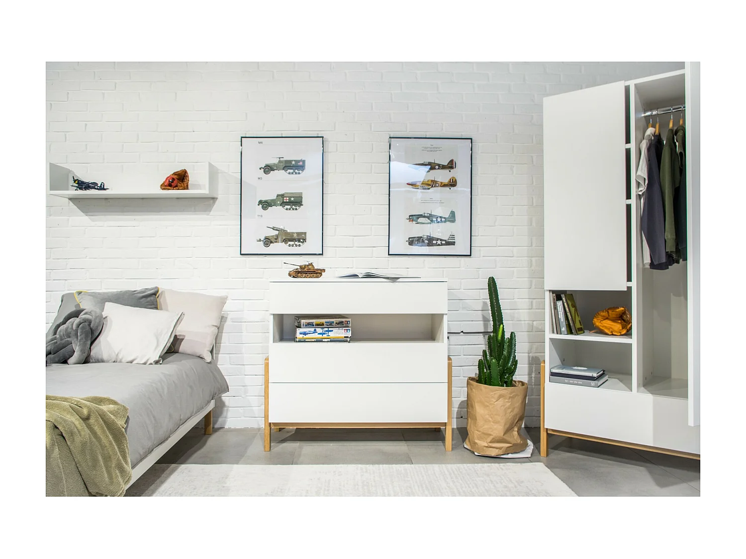 Cómoda infantil escandinava blanca y patas de madera de roble Vanka