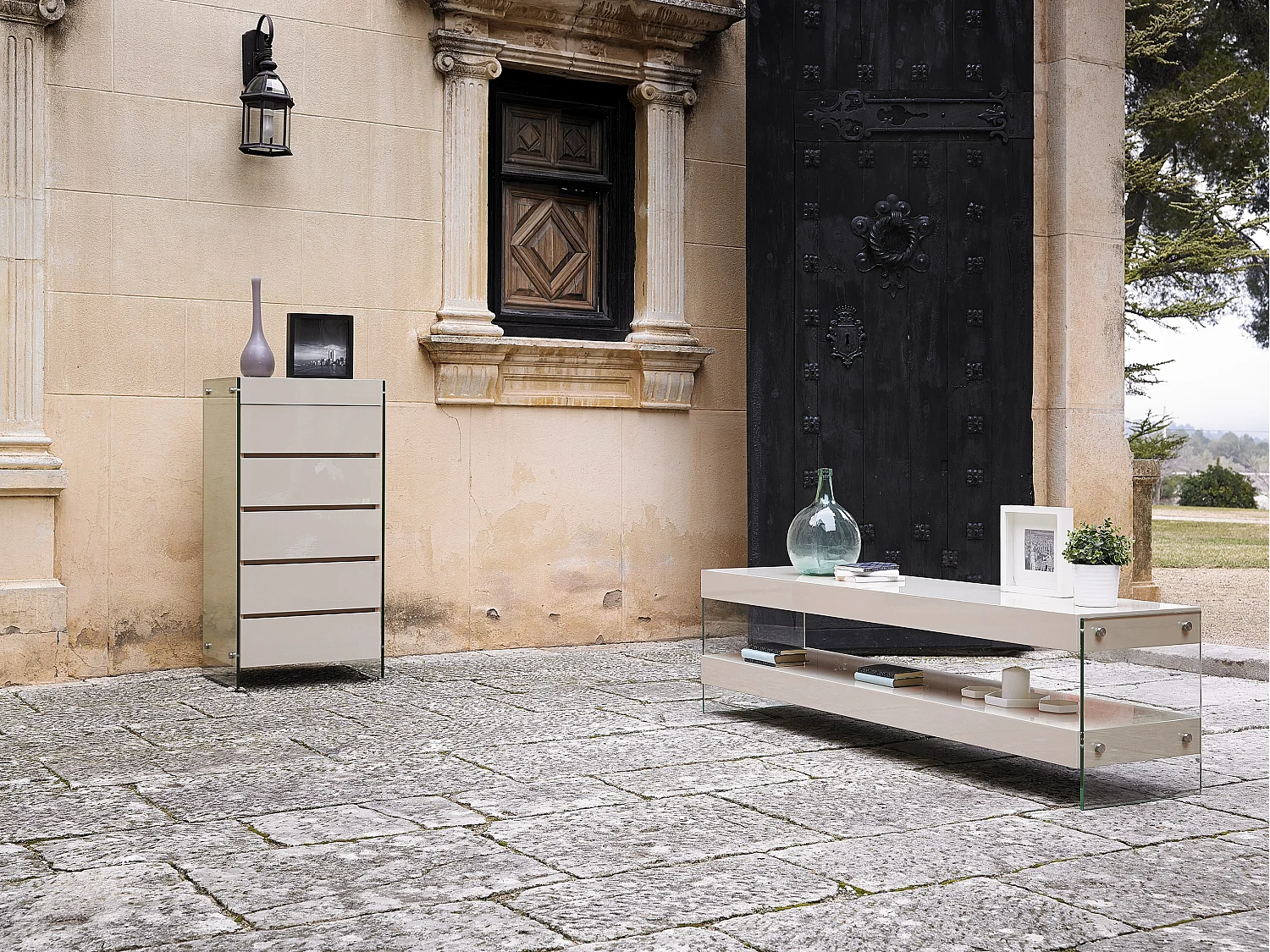 Meuble de rangement 5 tiroirs bois laqué taupe et pieds verre trempé Dyn