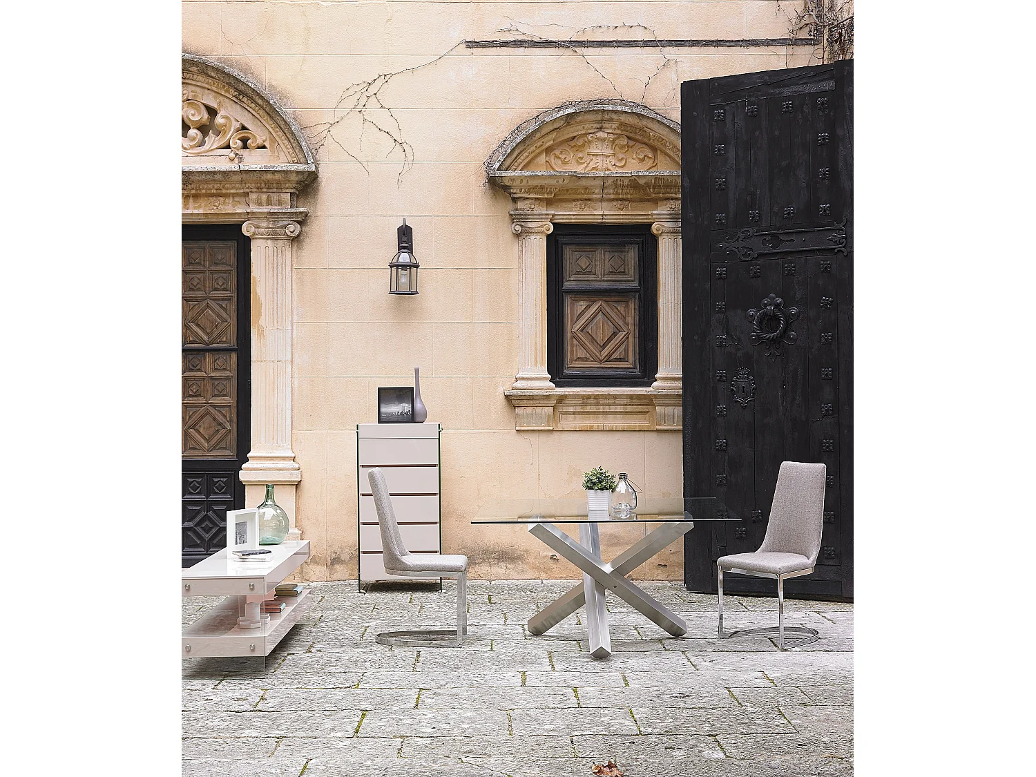 Opbergmeubel met 5 laden van paars gelakt hout en Dyn poten van gehard glas