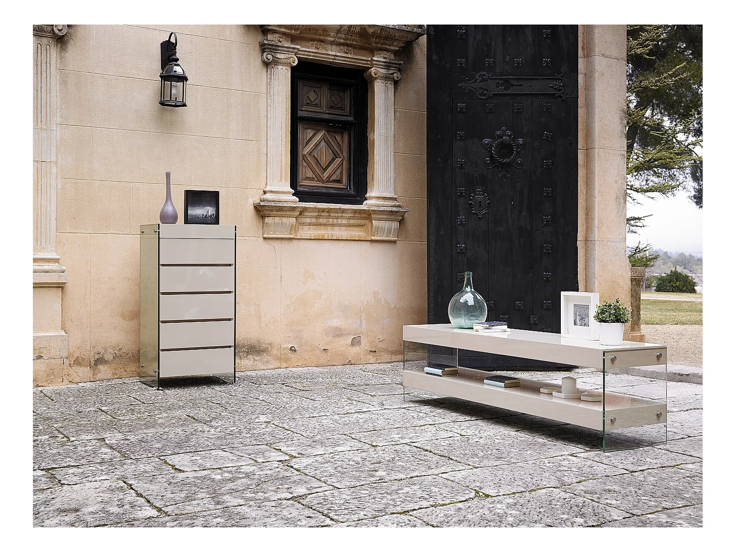 Meuble de rangement 5 tiroirs bois laqué violet et pieds verre trempé Dyn