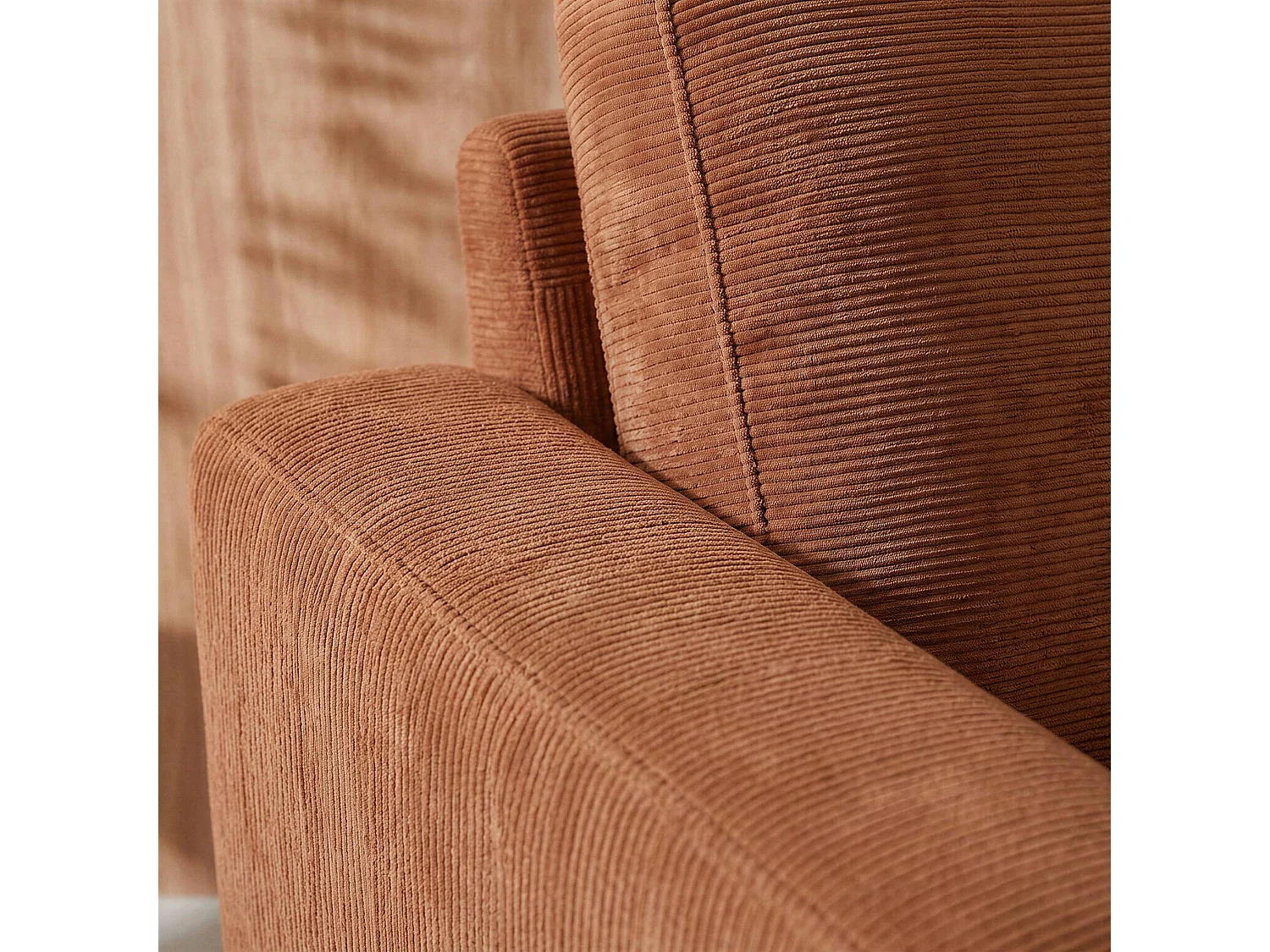 Poltrona in velluto a coste, gambe in metallo, terracotta