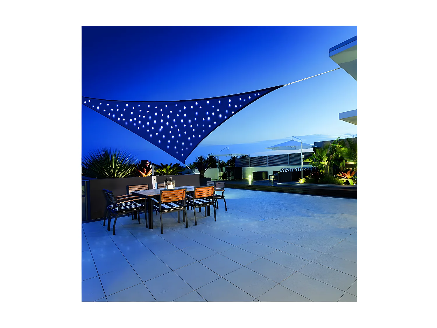 Voile d'ombrage triangulaire 100 Leds 3,60 x 3,60 x 3,60 m - Jardiline