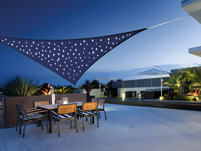 Voile d'ombrage triangulaire 100 Leds 3,60 x 3,60 x 3,60 m - Jardiline