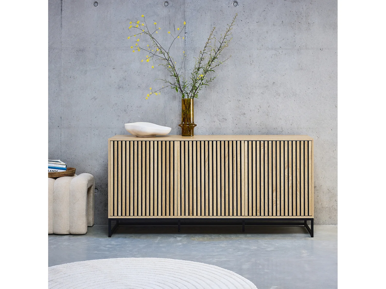 Buffet style contemporain avec 3 portes effet bois rainuré ouverture par pression. buffet bas. piètement en métal noir L160cm