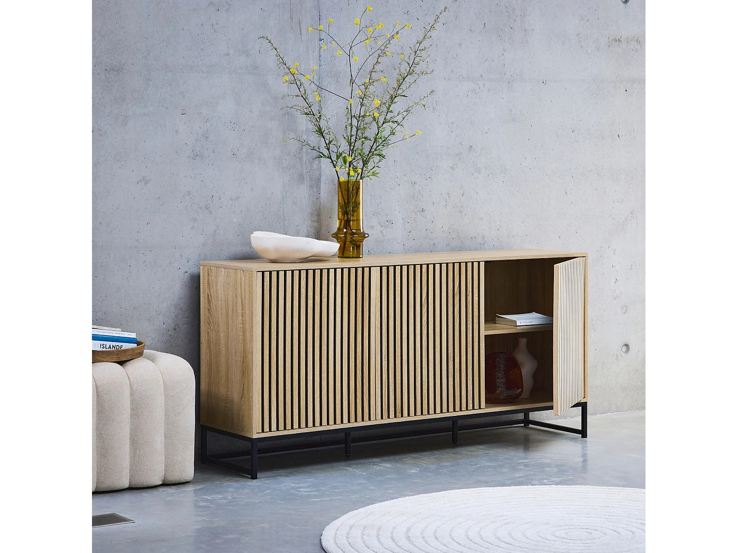 Buffet style contemporain avec 3 portes effet bois rainuré ouverture par pression. buffet bas. piètement en métal noir L160cm