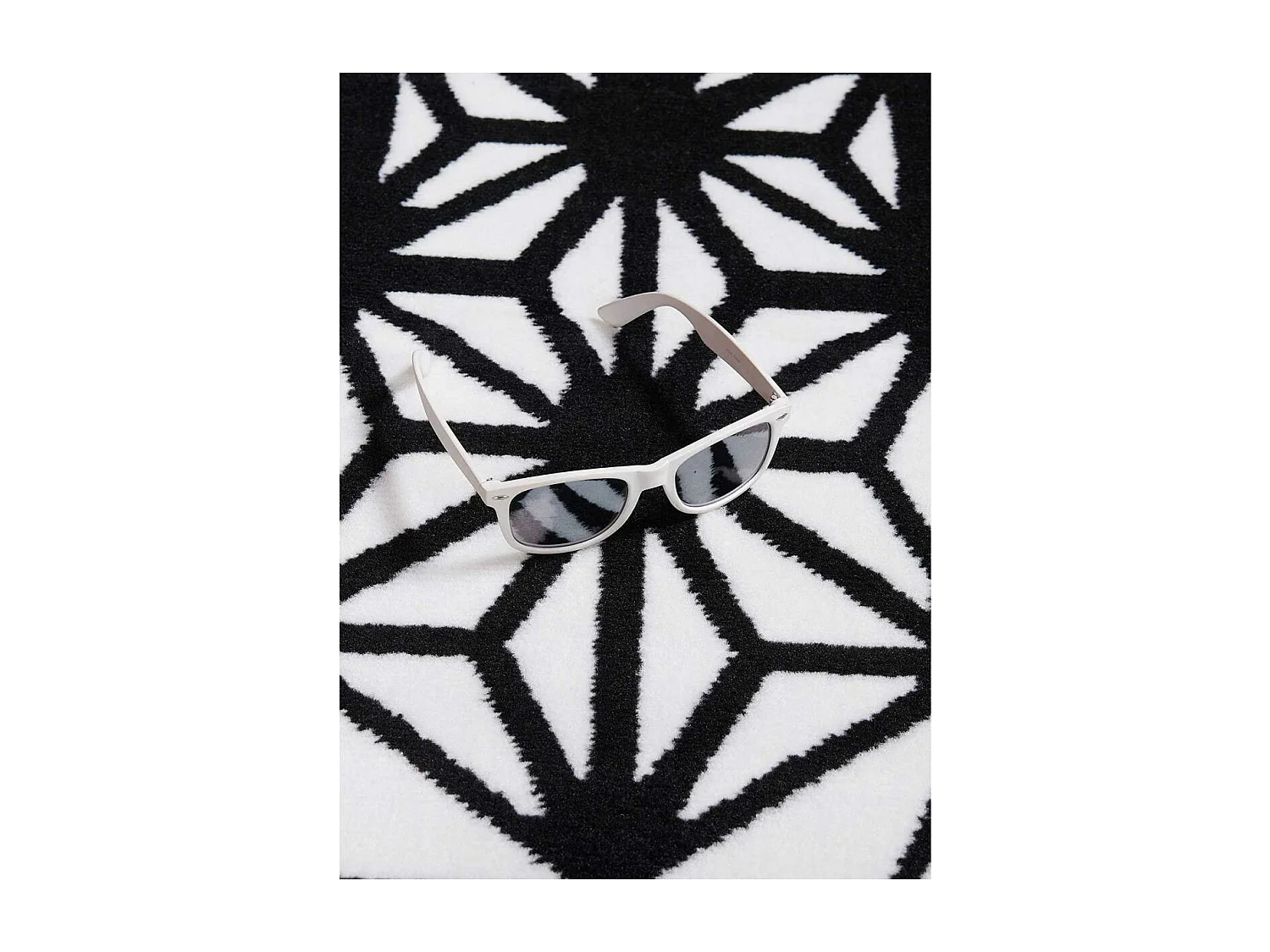 tapis chambre 80x150 tissé noir rectangle motif géométrique LYN1 RECTO