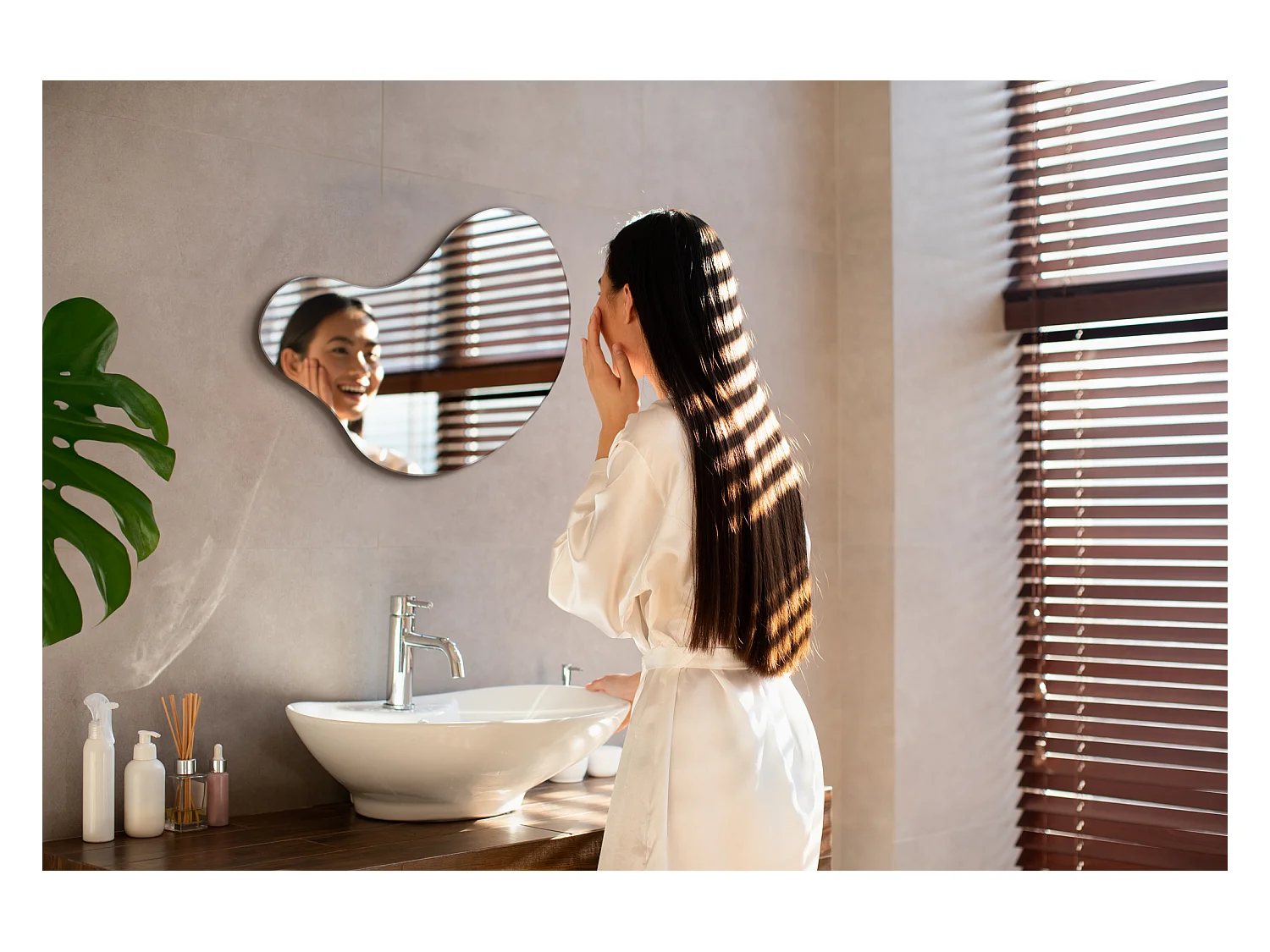 Originaldesignspiegel organische Form 68x67cm künstlerisch