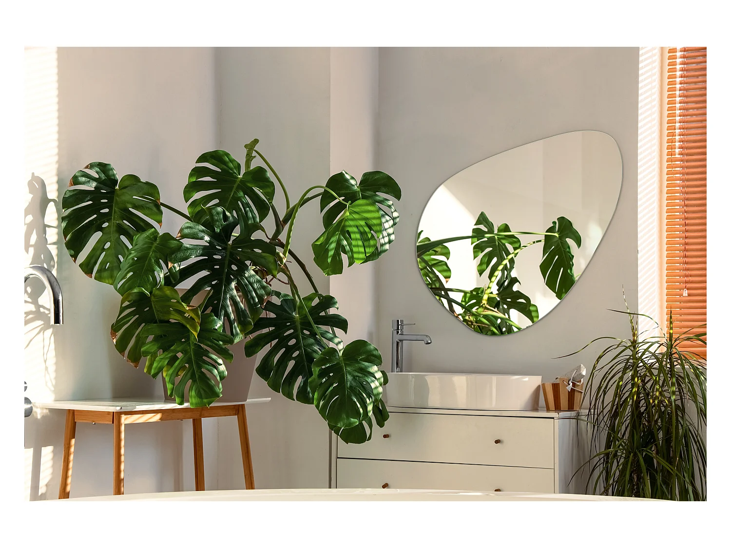 Spiegel met modern origineel ontwerp organische vorm 77x77cm