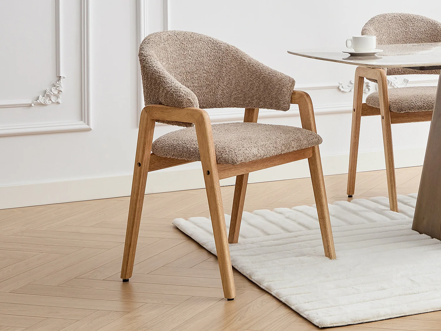 Sæt med 2 stole med armlæn i bouclé-stof og naturgummitræ - Taupe og natur - SOLUNA