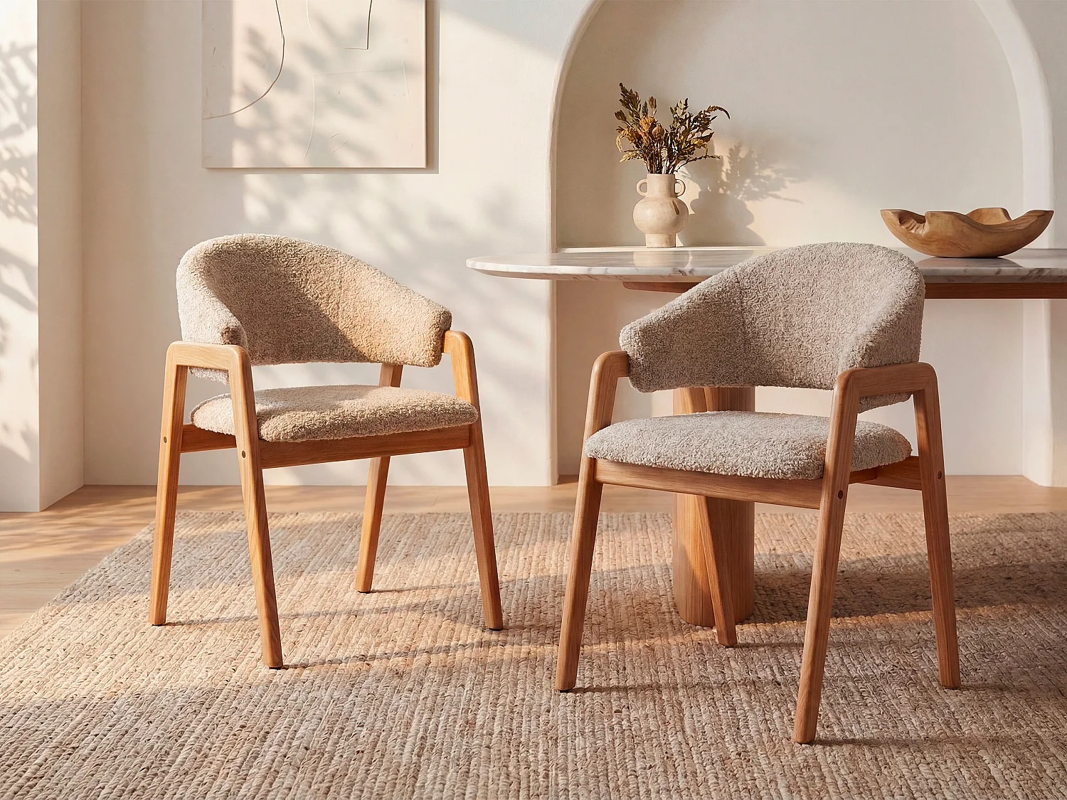 Lot de 2 chaises avec accoudoirs en tissu bouclette et bois d'hévéa - Taupe et naturel - SOLUNA