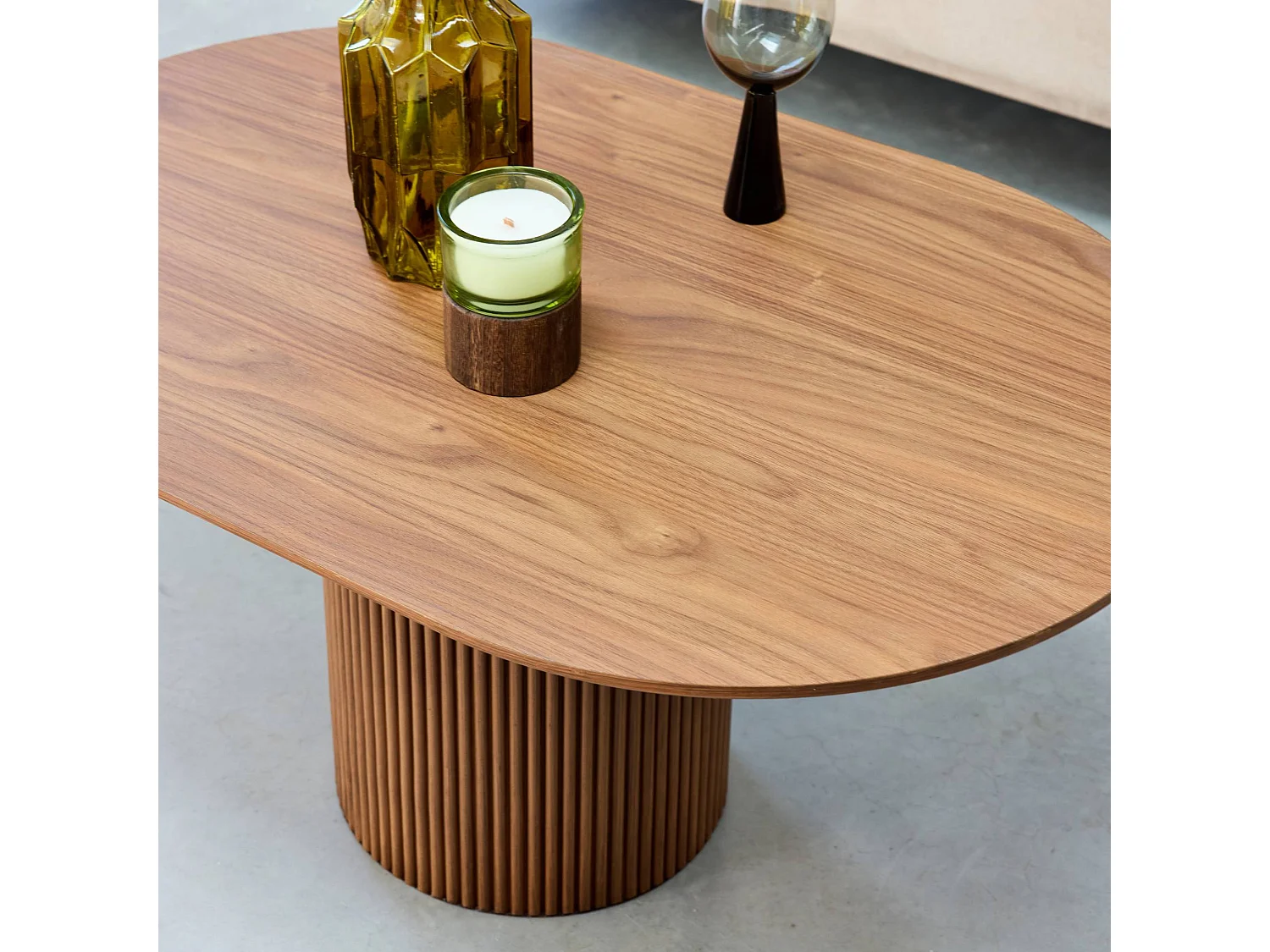 Table basse oblongue décor bois sculpté 90cm. couleur noyer