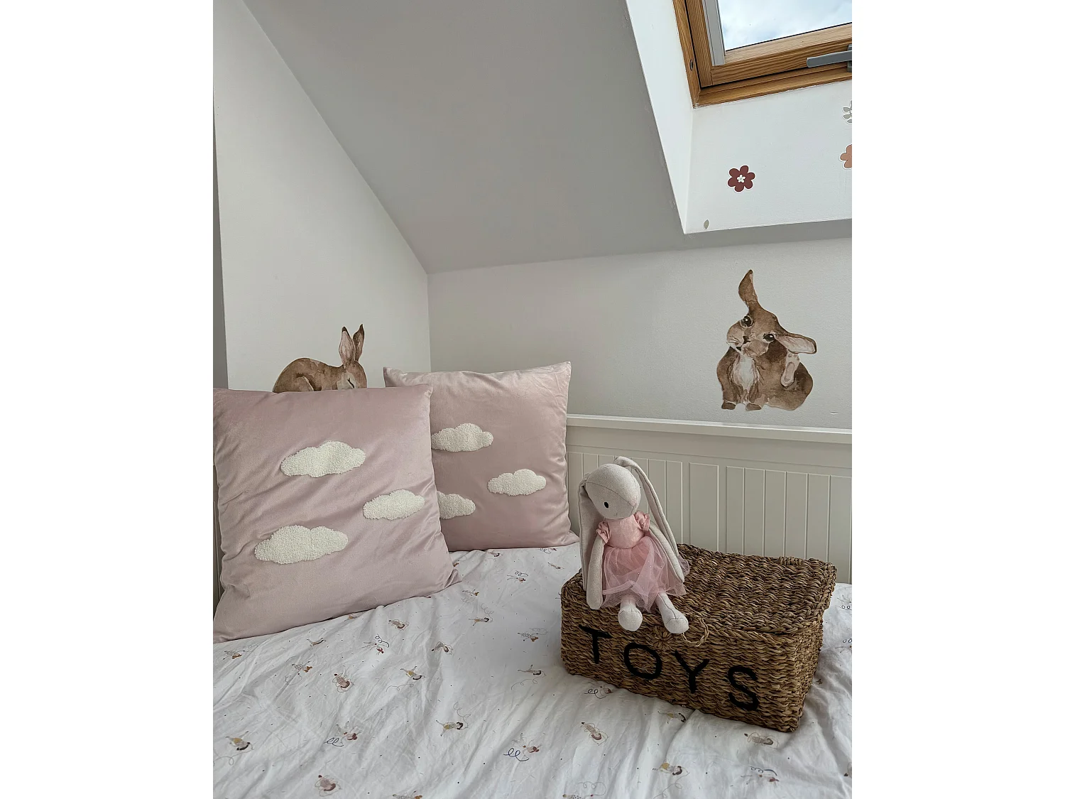 Lot de 2 coussins décoratifs avec motif nuages brodés 45 x 45 cm en velours rose IPOMEA