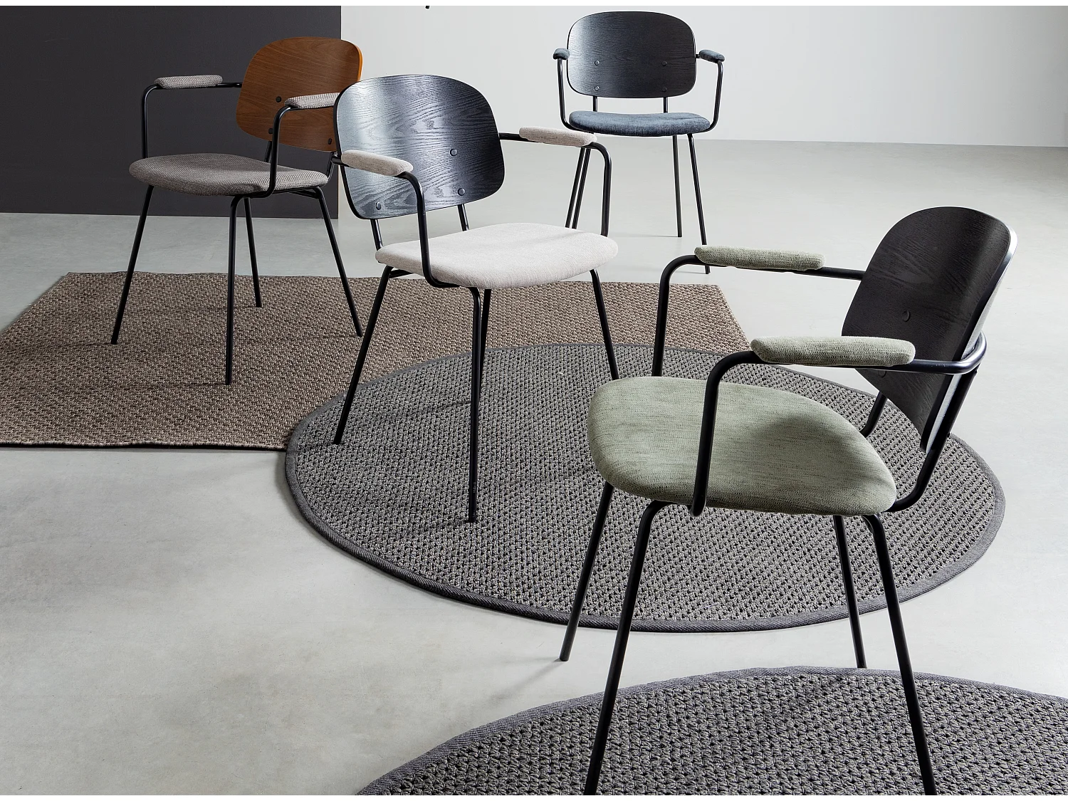 Lot de 2 chaises avec accoudoirs Serona - Élégance et confort au style rétro-Couleur Gris foncé/Naturel