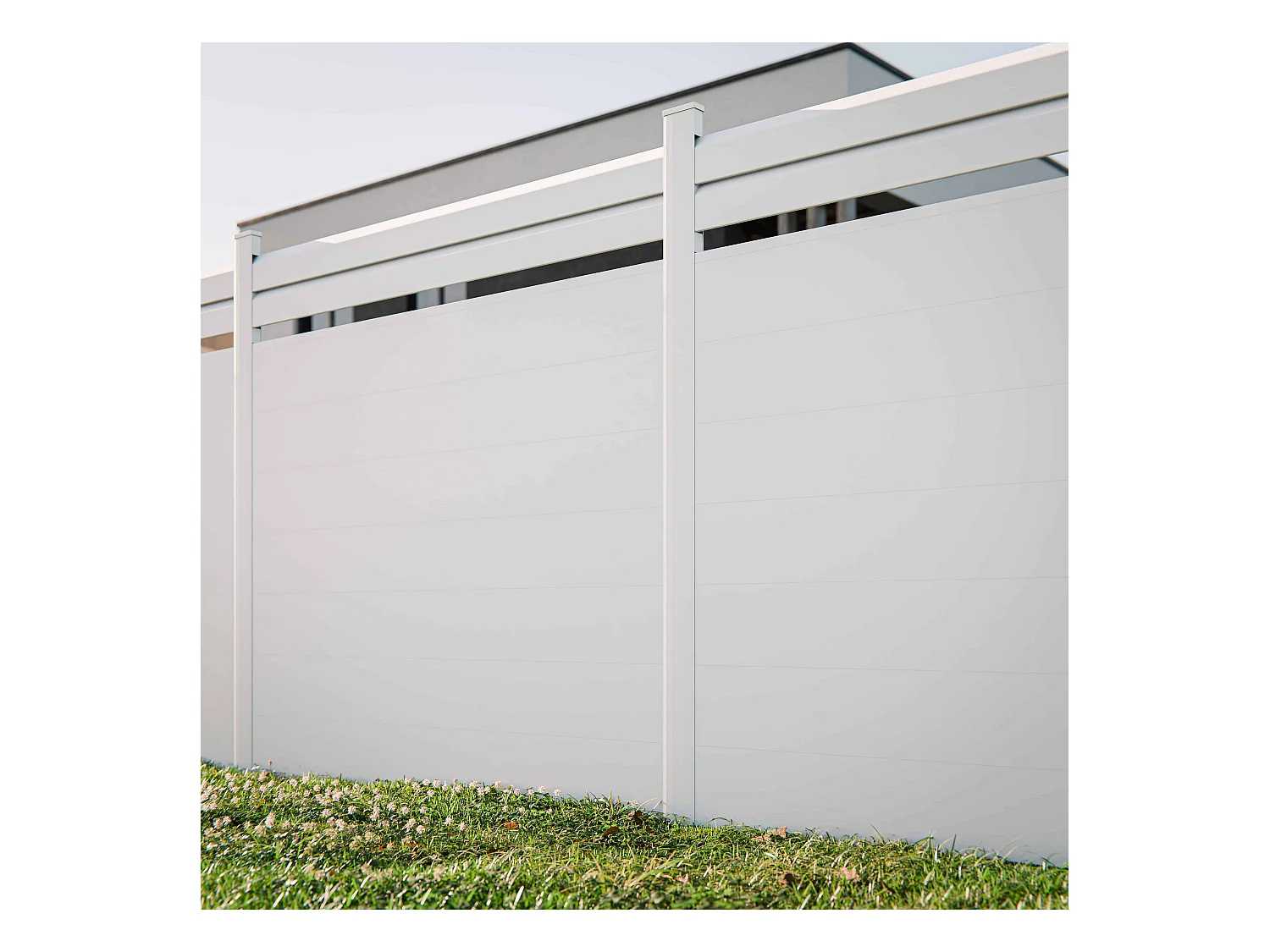 Kit Clôture SLIM PVC Blanc H. 180 cm x L. 5.60 m - 2 Lisses claire-voie + 7 Soubassements