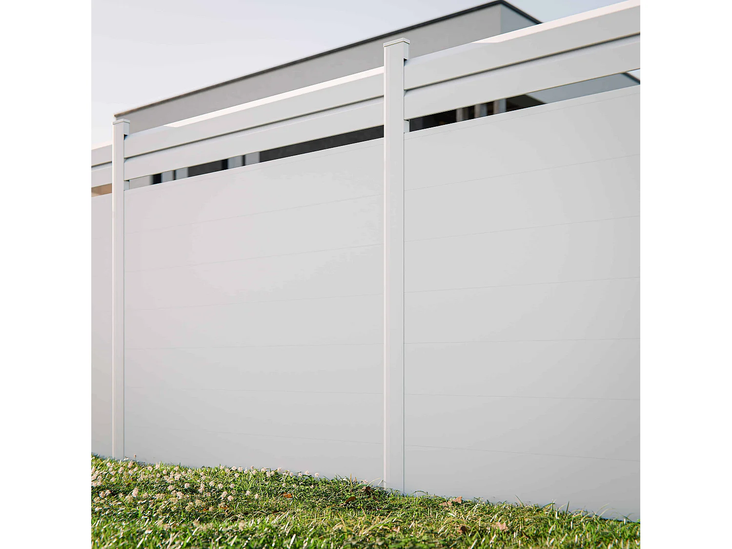 Kit Clôture SLIM PVC Blanc H. 180 cm x L. 5.60 m - 2 Lisses claire-voie + 7 Soubassements