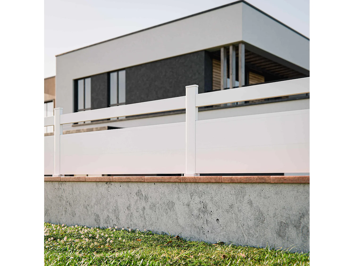 Kit Clôture SLIM PVC Blanc H. 72 cm x L. 5.60 m - 1 lisse + 2 soubassements