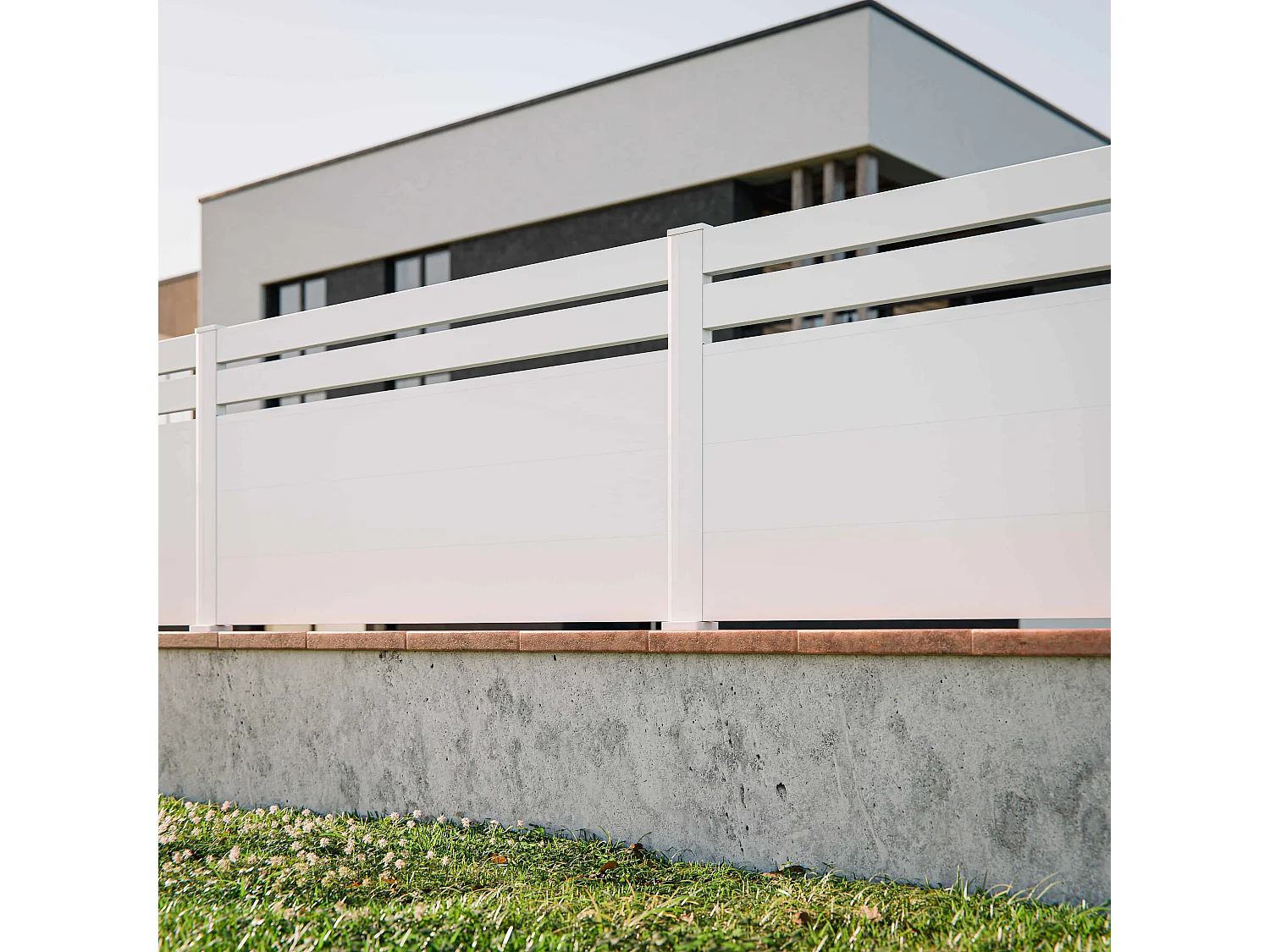 Kit Clôture SLIM PVC Blanc H. 90 cm x L. 11.10 m - 2 Lisses + 3 Soubassements