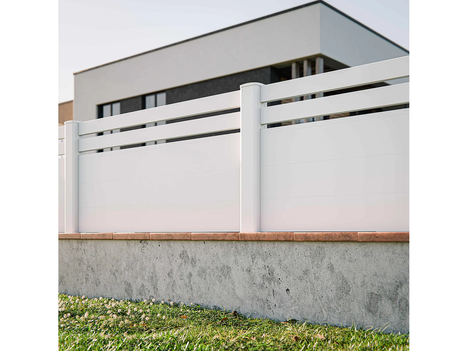 Kit Clôture PRO PVC Blanc H. 90 cm x L. 5.70 m - 2 Lisses + 3 Soubassements