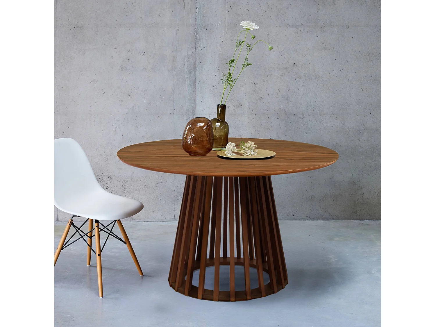 Table à manger effet bois noyer. pieds bois de sapin 4 places Ø120cm