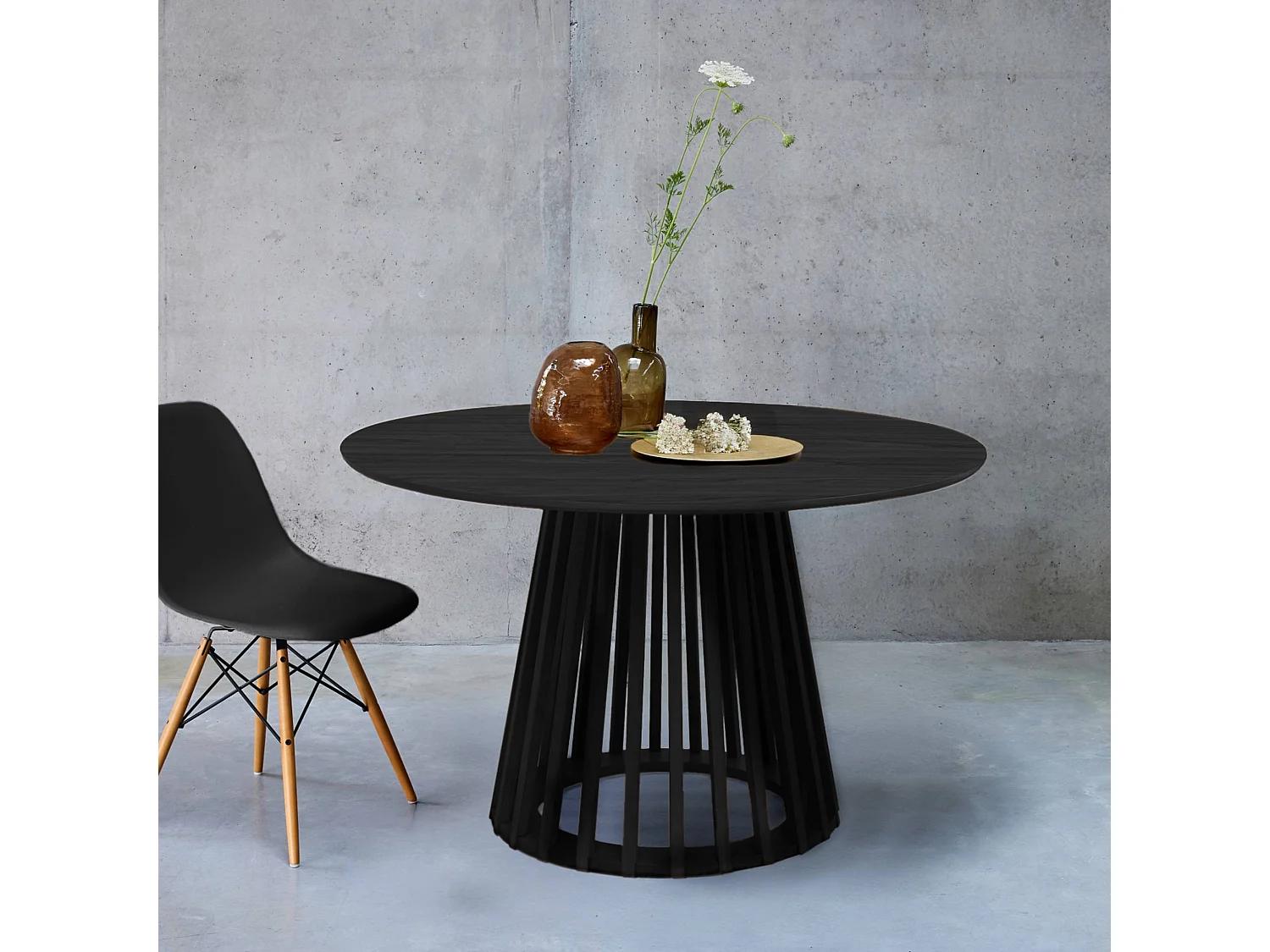 Table à manger effet bois noir. pieds bois de sapin 4 places Ø120cm