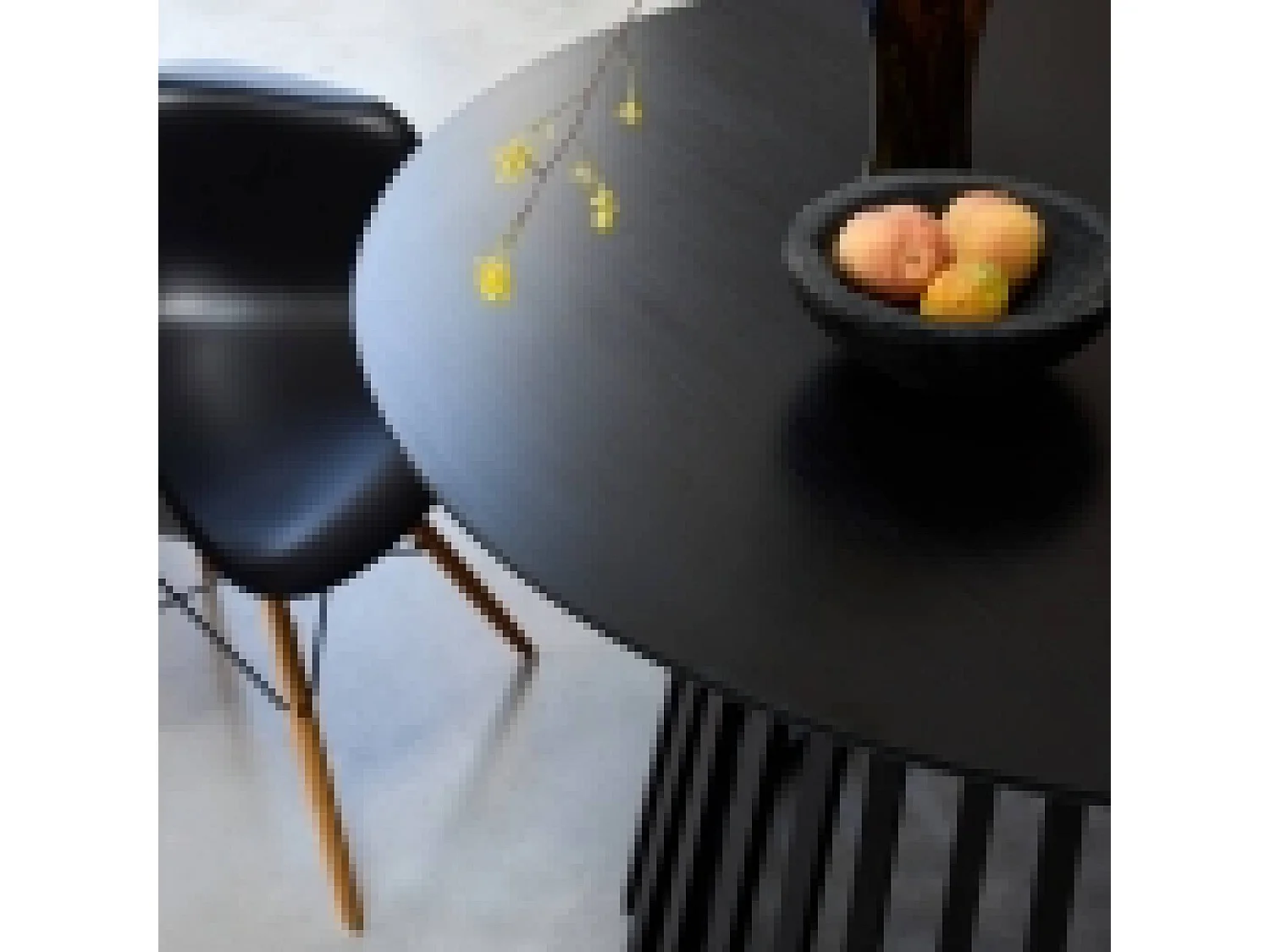 Table à manger effet bois noir. pieds bois de sapin 4 places Ø120cm