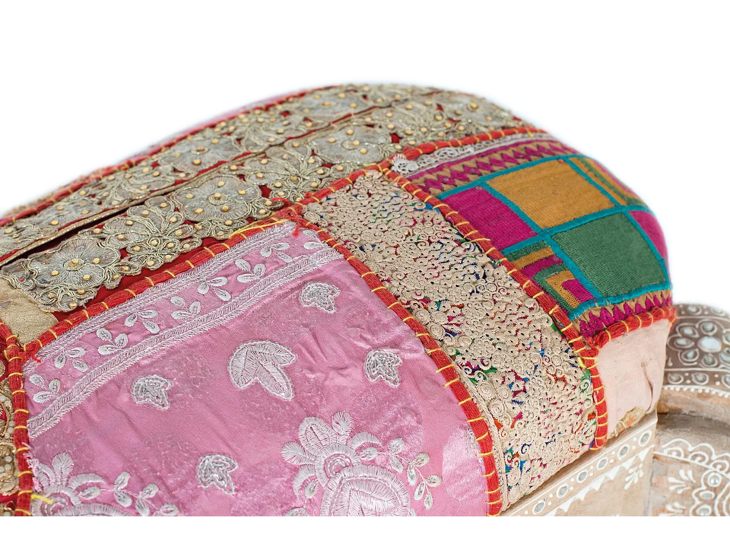 Ławka z drewna mango i wielokolorowa tkanina patchworkowa