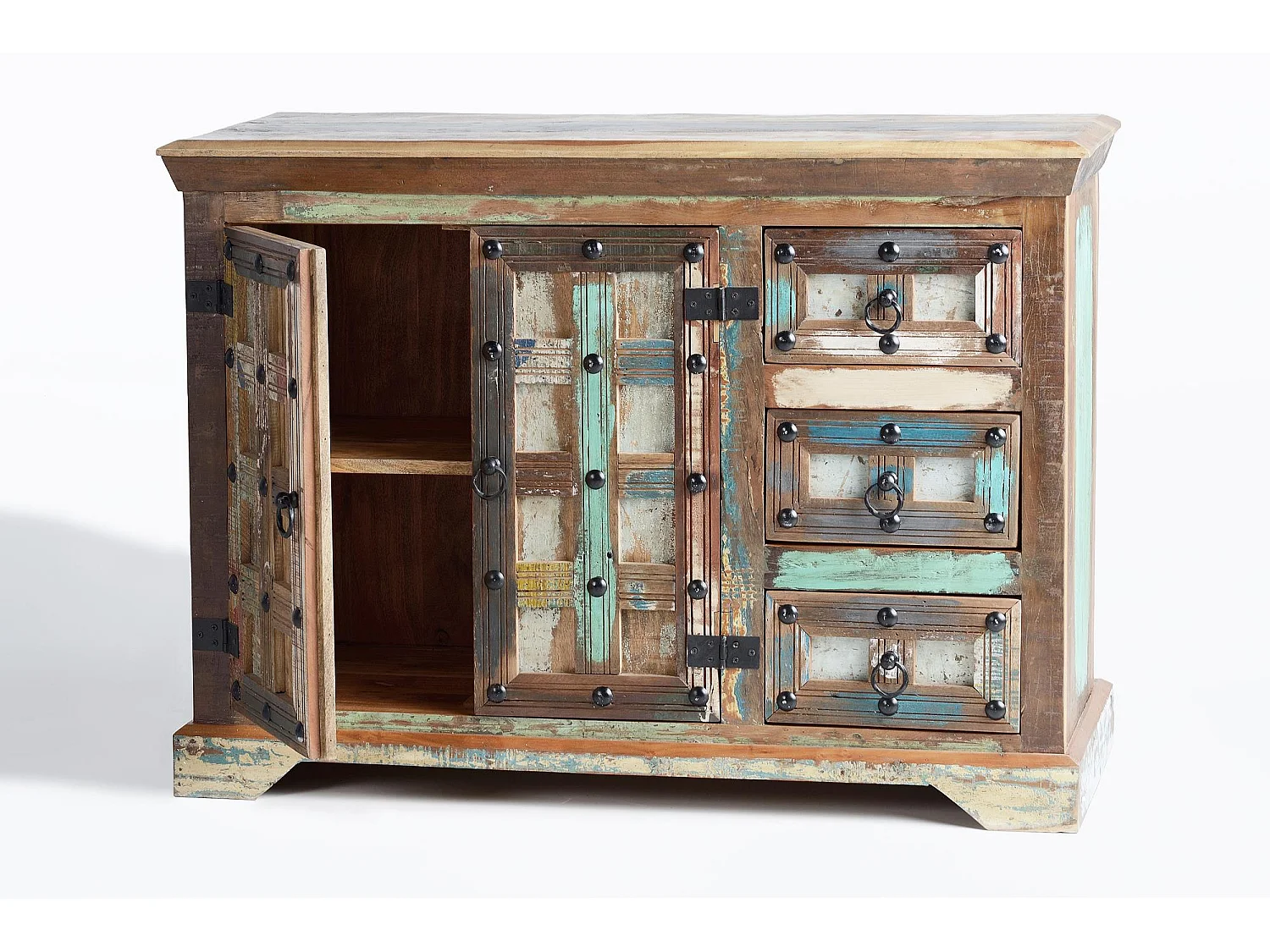 Buffet en bois recyclé et détails métalliques multicolores