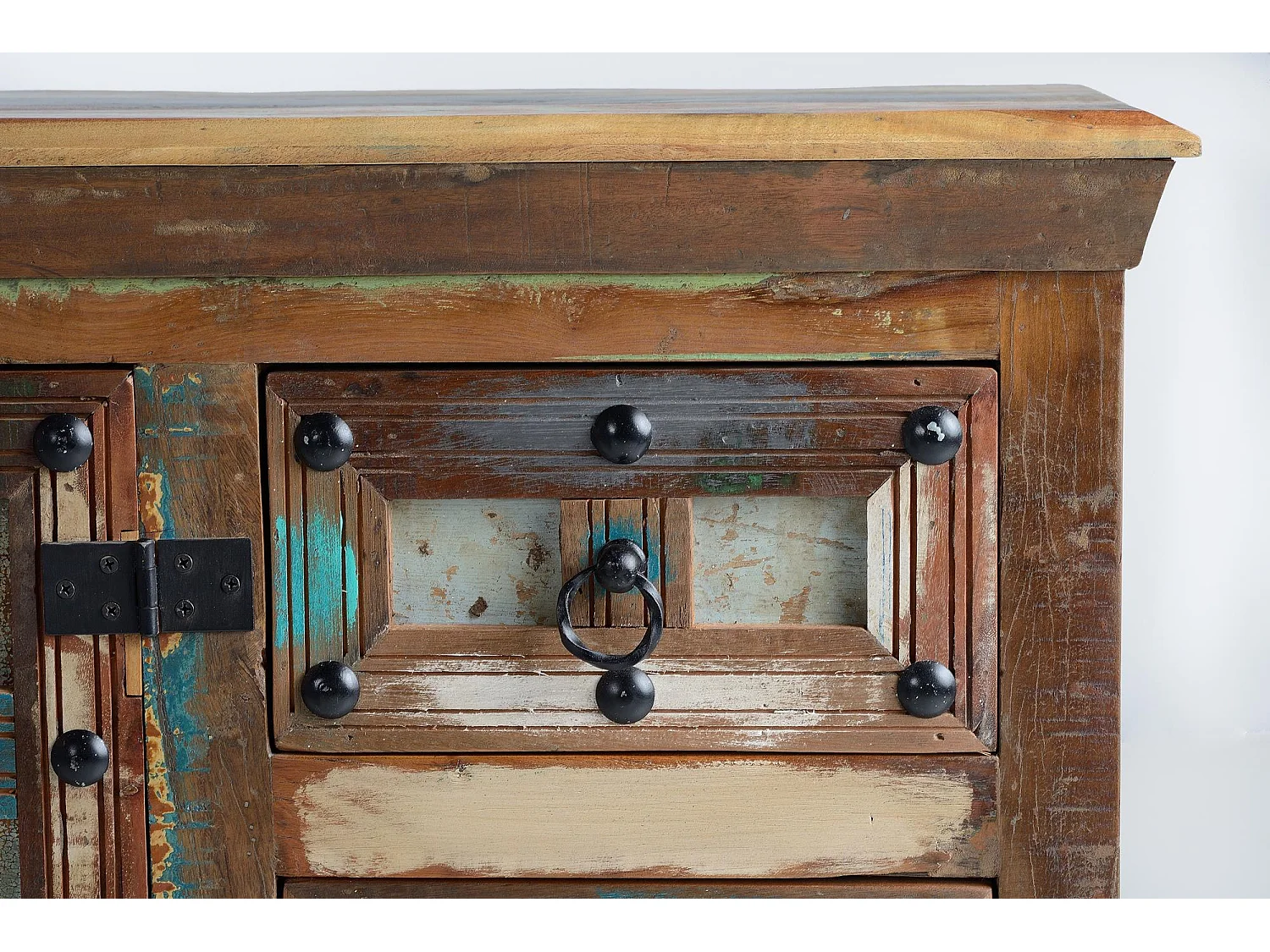 Buffet en bois recyclé et détails métalliques multicolores