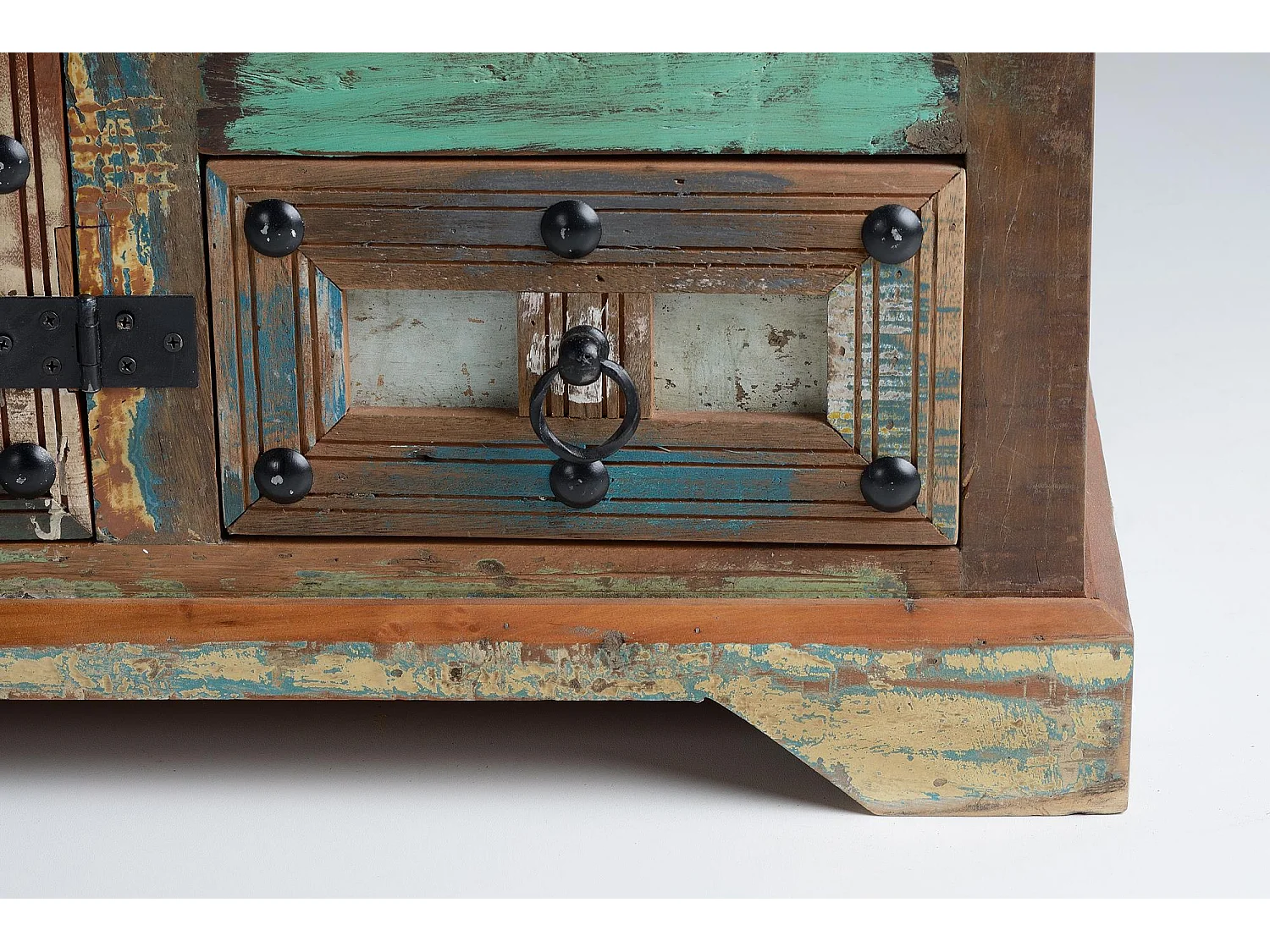 Buffet en bois recyclé et détails métalliques multicolores