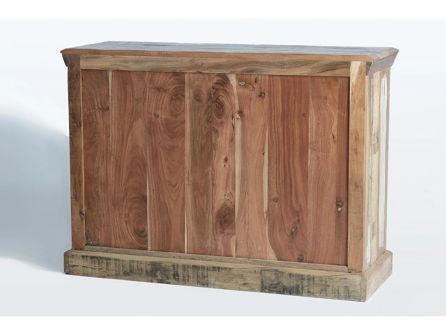 Buffet en bois recyclé et détails métalliques multicolores