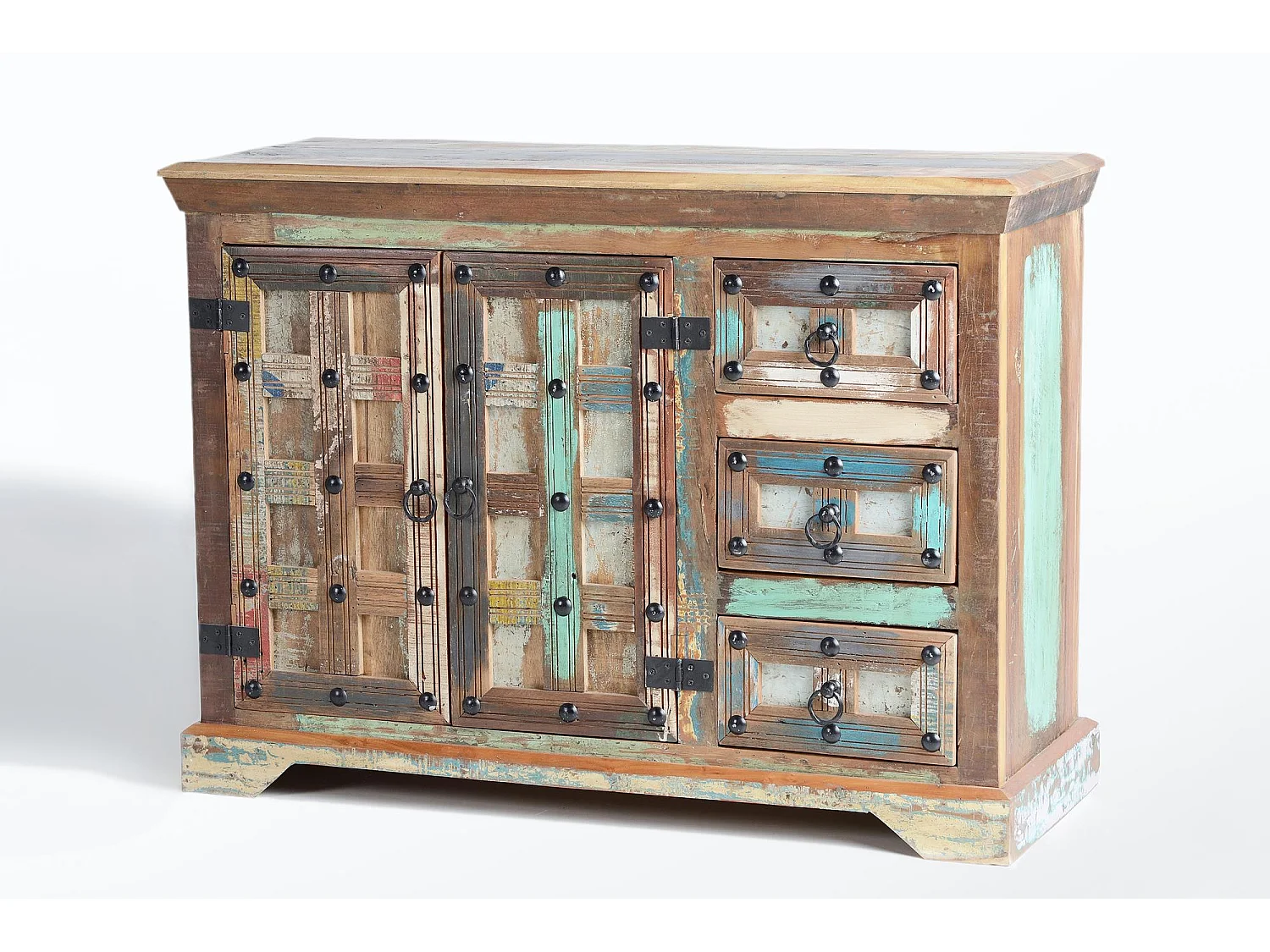Buffet en bois recyclé et détails métalliques multicolores