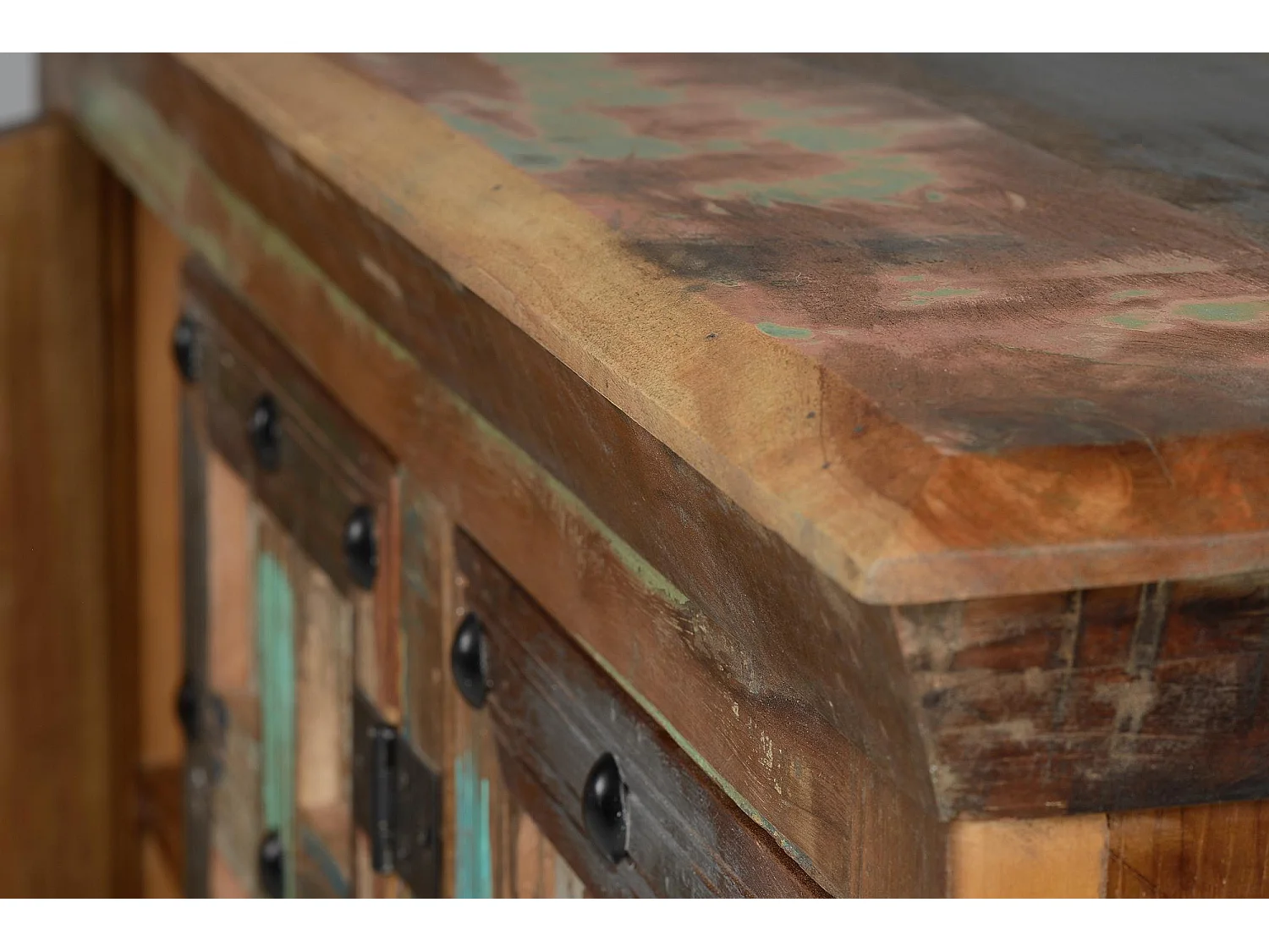 Buffet en bois recyclé et détails métalliques multicolores