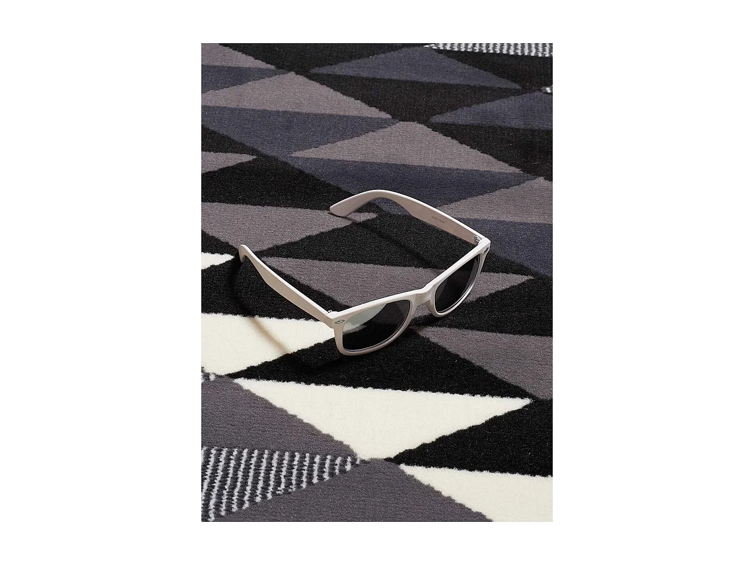 tapis chambre 60x110 tissé noir rectangle motif géométrique LYN49 APACHE