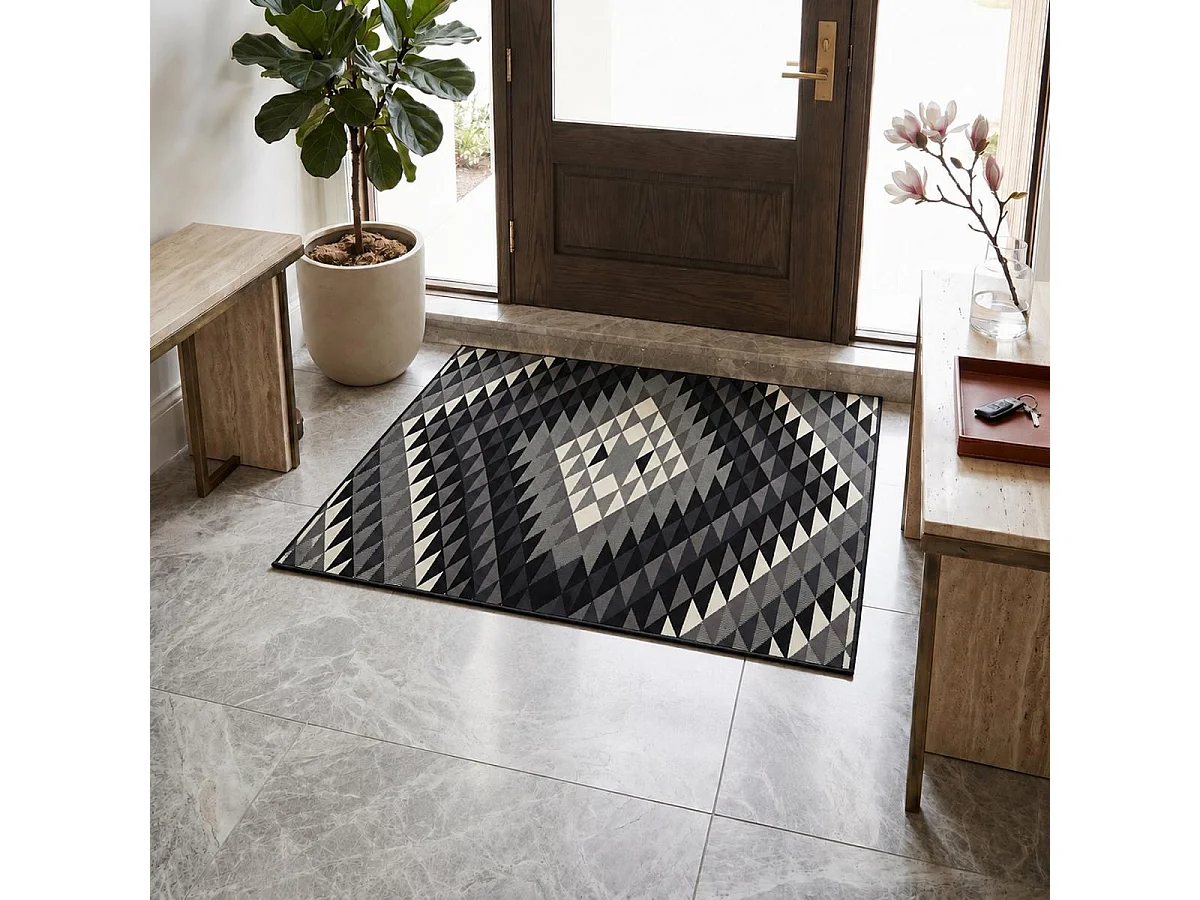 alfombra de dormitorio 60x110 tejida rectangular negra con motivos geométricos LYN49 APACHE
