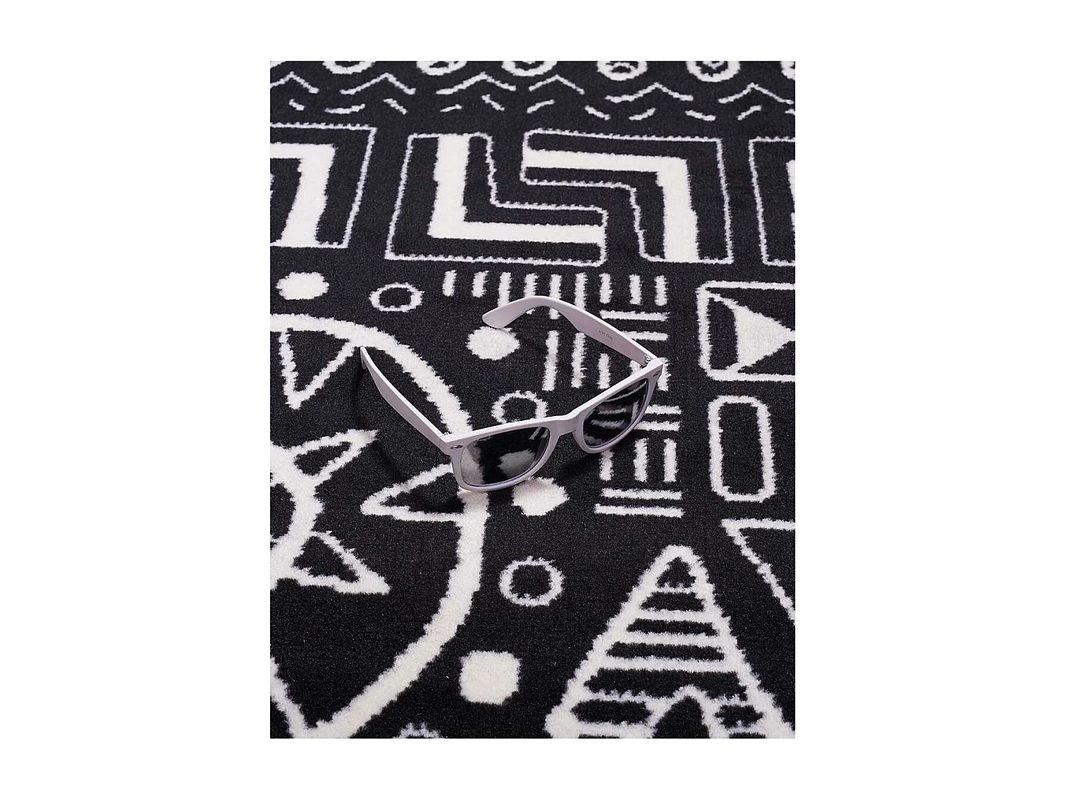 tapis chambre 60x110 tissé noir rectangle motif ethnique LYN1 MOTIF