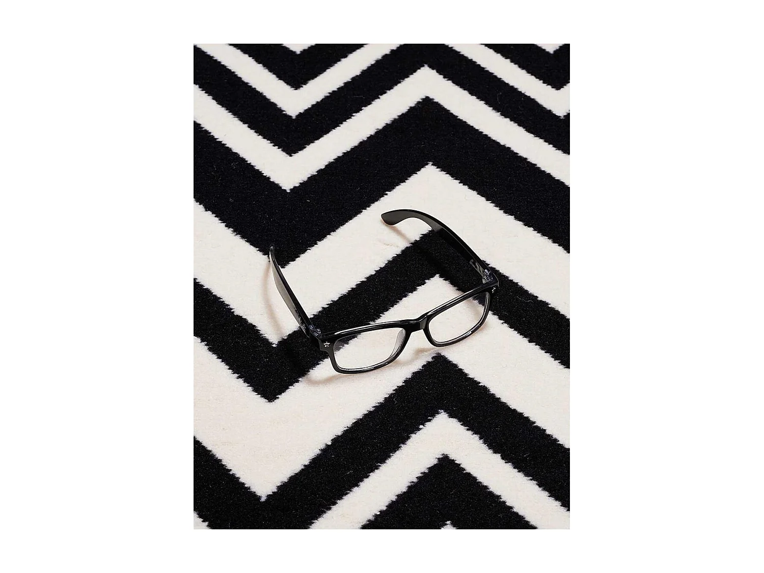 tapis salon 140x200 tissé noir rectangle motif géométrique LYN1 VAGUES