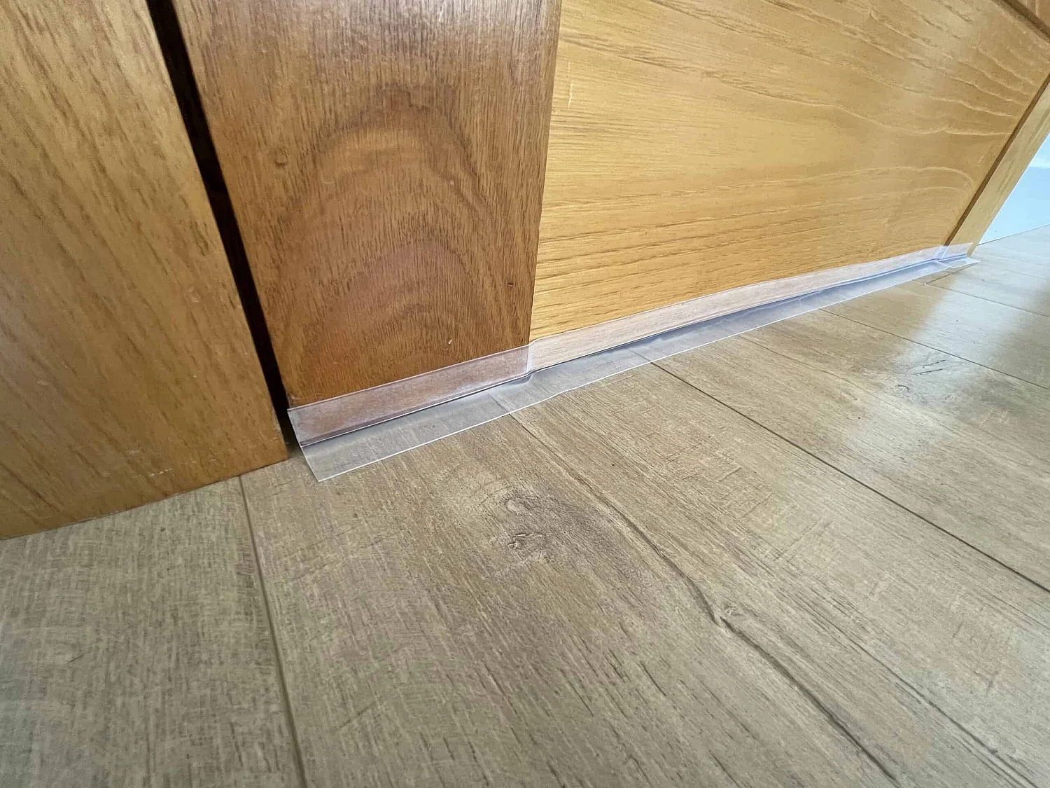 Bas de Porte Adhésif - Longueur 5 m