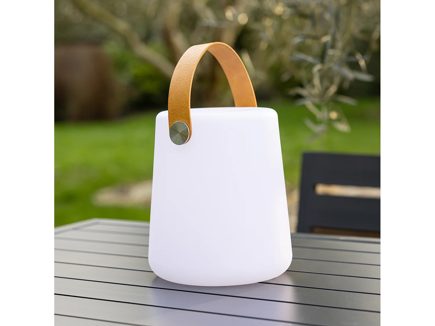 Lámpara de mesa LED con correa de imitación VELA - HAPPY GARDEN