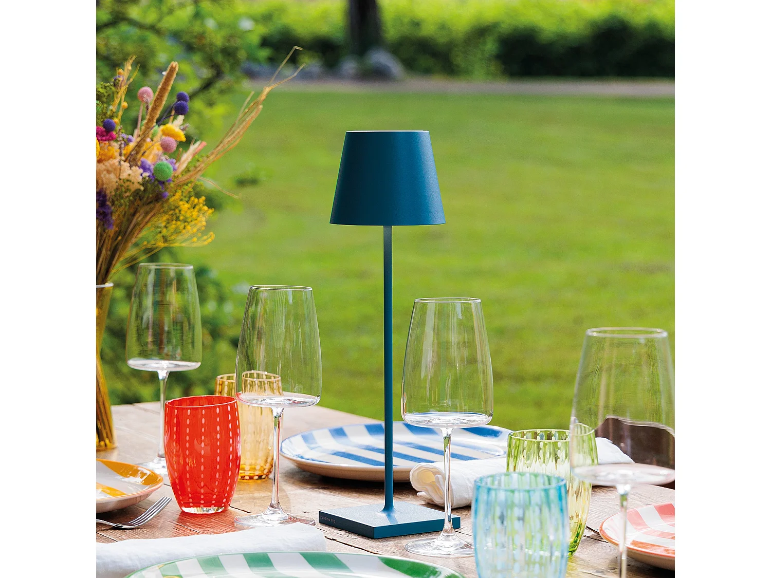 Lampe LED Poldina Pro Bleu Avio rechargeable IP65 usage extérieur, dimmable avec autonomie jusqu'à 12 heures