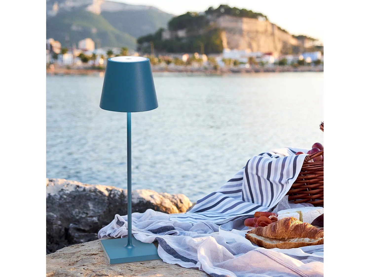 Lampe LED Poldina Pro Bleu Avio rechargeable IP65 usage extérieur, dimmable avec autonomie jusqu'à 12 heures