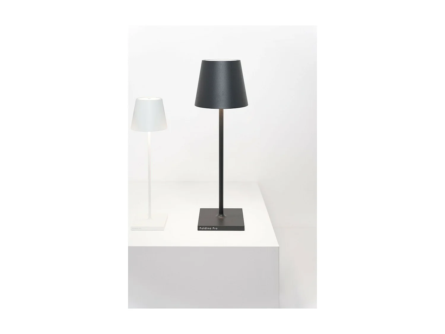 Poldina L Desk Donkergrijze LED tafellamp, oplaadbaar en dimbaar met batterijduur tot 12 uur