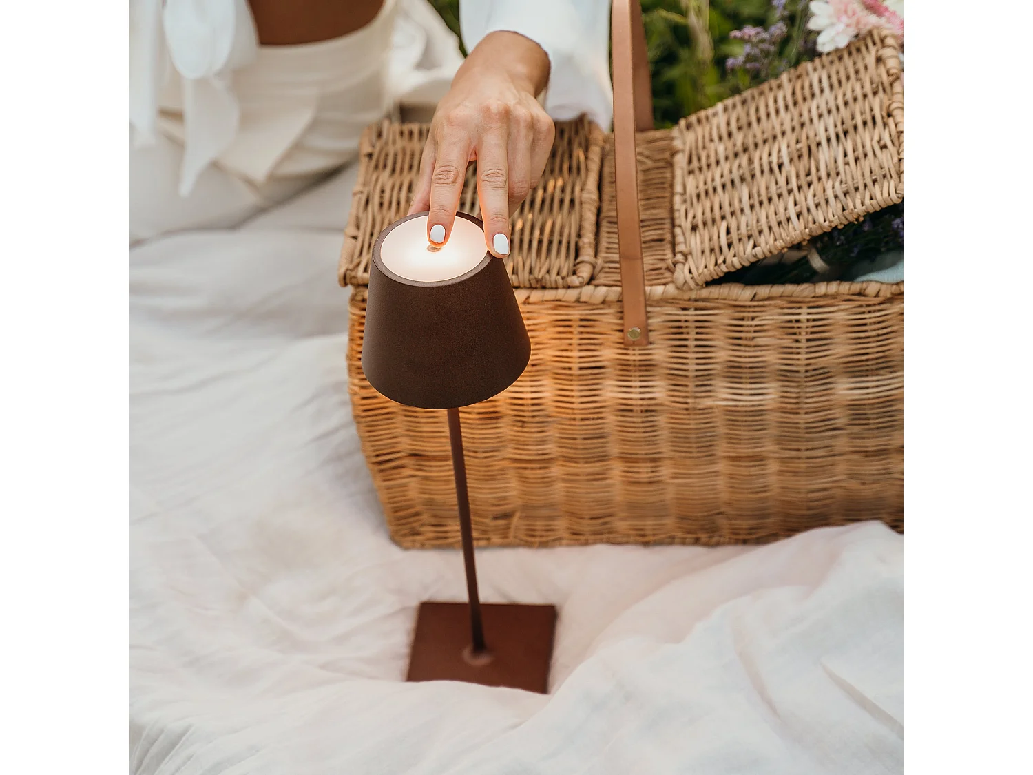 Poldina Pro Corten LED-Tischleuchte, wiederaufladbar und dimmbar, mit einer Akkulaufzeit von bis zu 12 Stunden. Geeignet für den Außenbereich, Schutzart IP65.