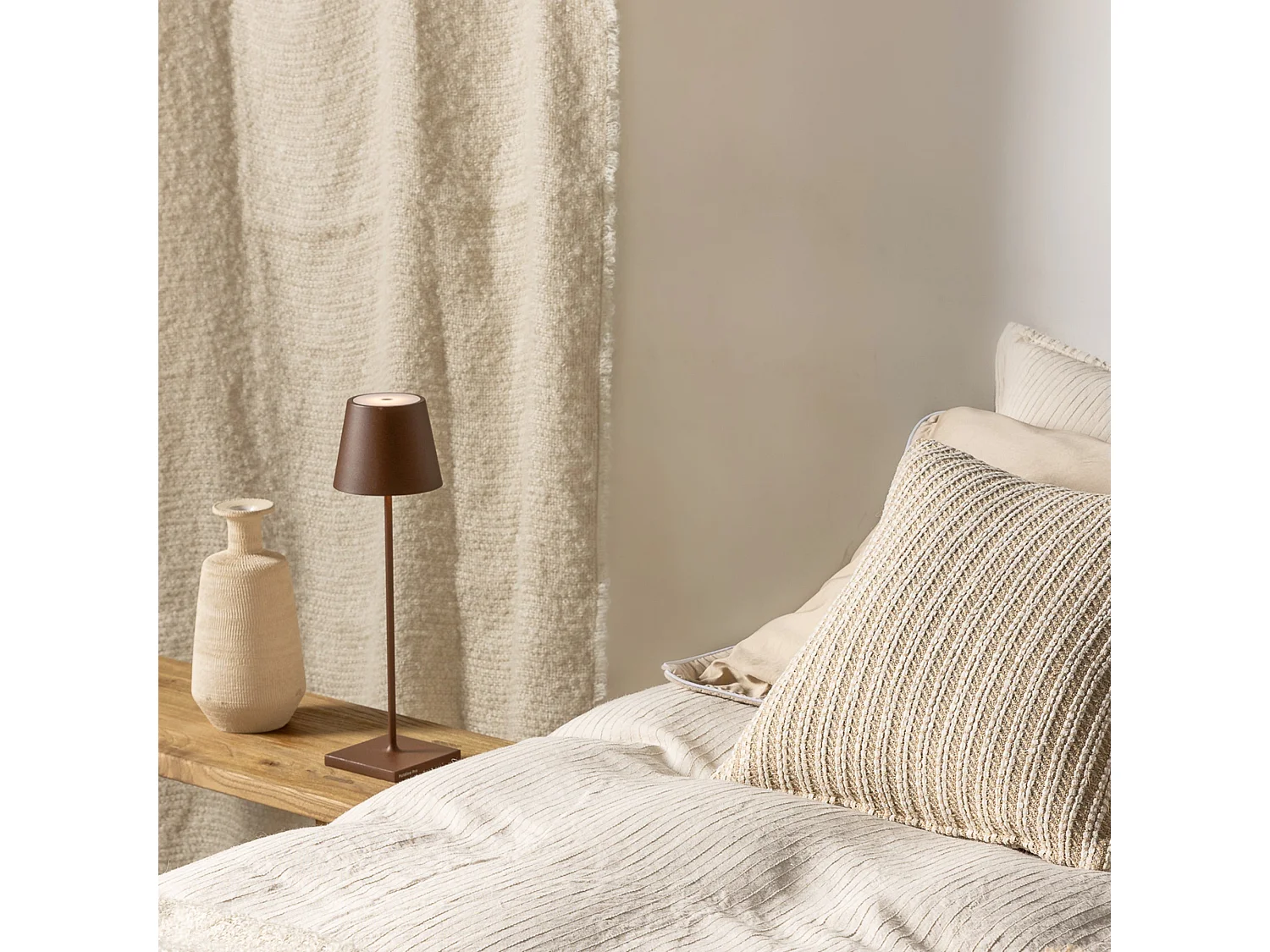 Poldina Pro Corten LED tafellamp, oplaadbaar en dimbaar met batterijduur tot 12 uur. Voor extern gebruik IP65