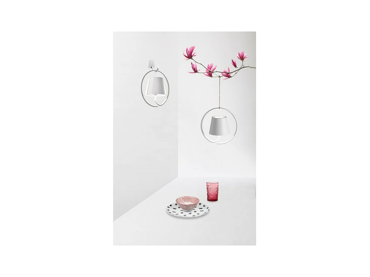 Weiße LED-Wandleuchte Poldina mit Haken, wiederaufladbar und dimmbar, mit einer Akkulaufzeit von bis zu 12 Stunden.