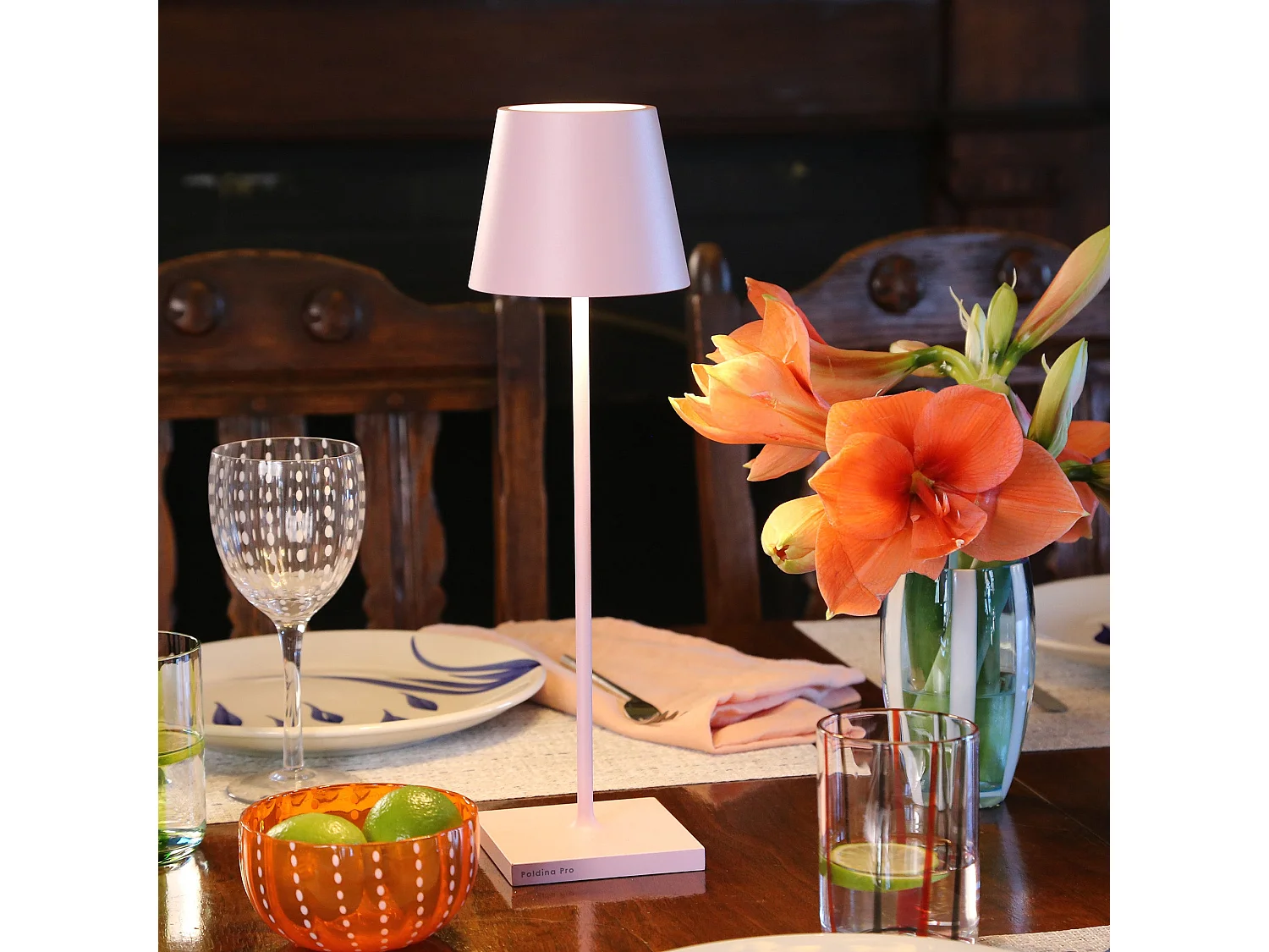 Candeeiro de mesa LED Poldina Pro Pink, recarregável e regulável com bateria que dura até 12 horas. Para uso externo IP65