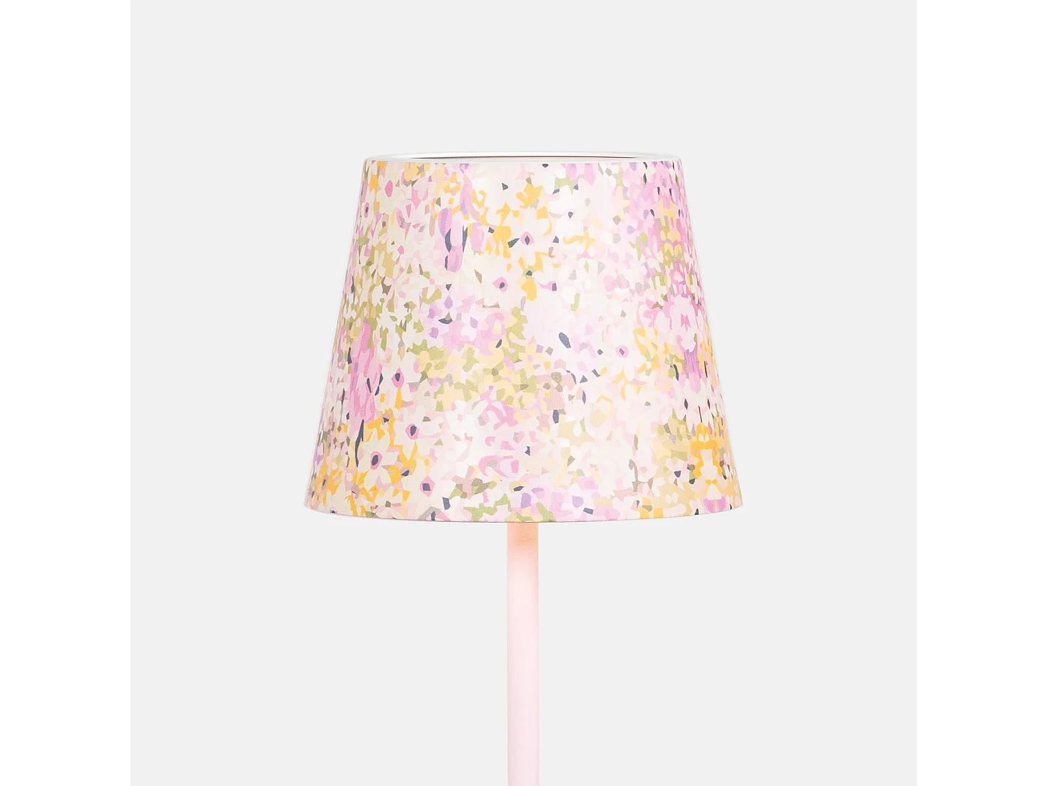 Lampe de table LED Poldina Pro Pink, rechargeable et dimmable avec une autonomie allant jusqu'à 12 heures. Pour usage externe IP65
